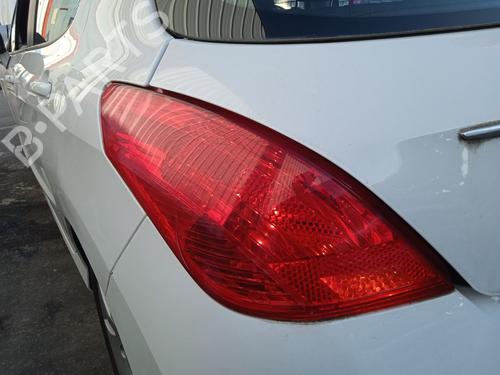 Fuse box PEUGEOT 308 I (4A_, 4C_) 1.6 HDi | BP29073322E1