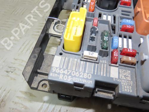 Used Fuse box Fuse box 38788122 38788122