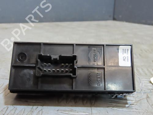 switch-nissan-juke-f15-2010-2011-2012-2013-2014-2015-2016-2017-2018-2019-27438387 main image