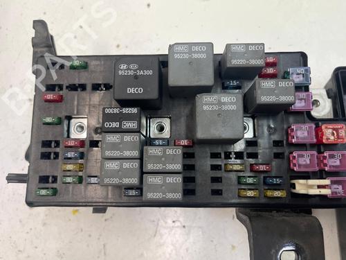 Used Fuse box HYUNDAI TRAJET (FO) 2.0 CRDi (113 hp) 18431350