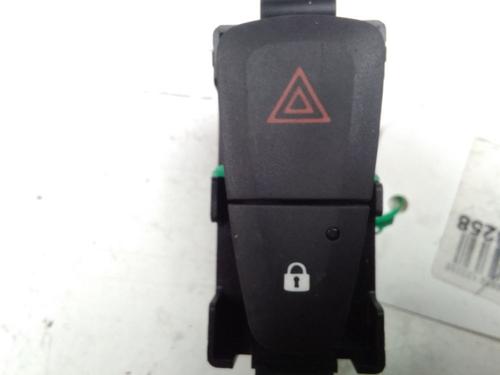 Used Warning switch Warning switch DACIA SANDERO II 1.5 dCi (90 hp) 15750647 15750647