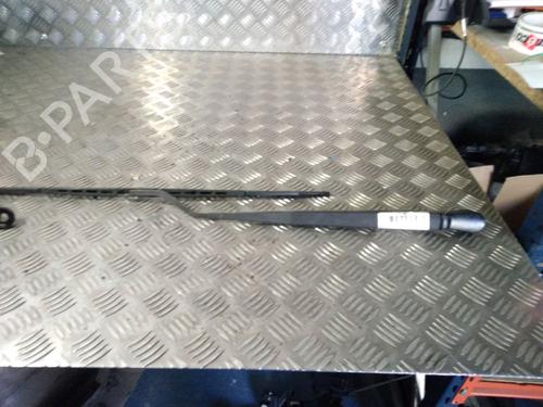 Used Front windshield wiper arm PEUGEOT 1007 (KM_) 1.4 HDi (68 hp) 23181926