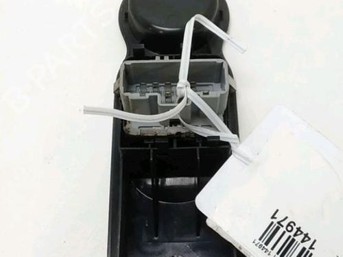 Used Left front window switch Left front window switch RENAULT MODUS / GRAND MODUS (F/JP0_) 1.2 (JP0C, JP0K, FP0C, FP0K, FP0P, JP0P, JP0T) (75 hp) 17470259 17470259
