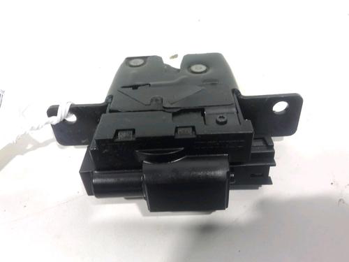 Bagklap lås RENAULT CLIO III (BR0/1, CR0/1) 1.2 16V (BR02, BR0J, BR11, CR02, CR0J, CR11) (75 hp) 28331359