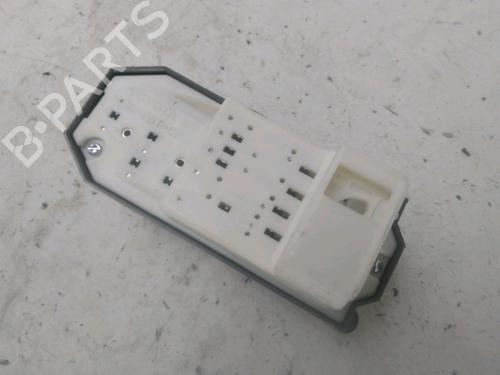 Used Left front window switch TOYOTA YARIS (_P9_) 1.0 VVT-i (KSP90_, KSP90R) (69 hp) 29551601