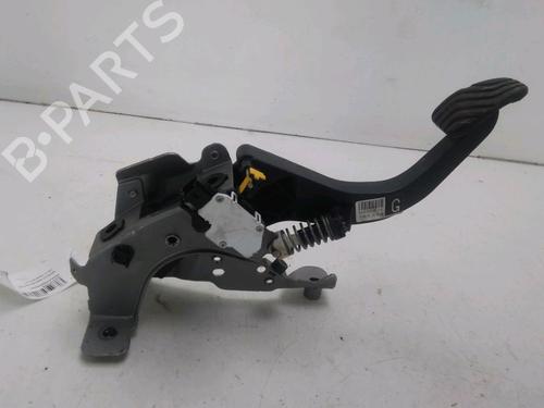 Used Clutch pedal RENAULT KADJAR (HA_, HL_) 1.2 TCe 130 (HLMR) (130 hp) 28086801