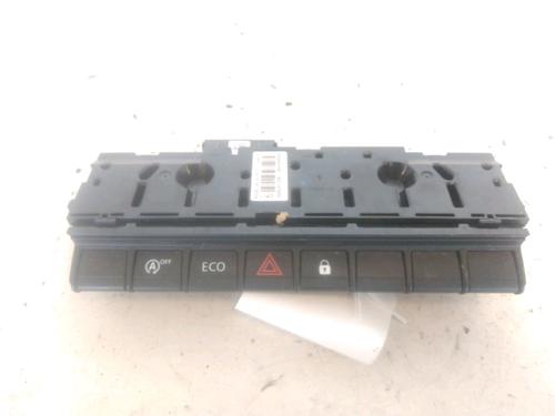 Used Warning switch RENAULT CLIO V (B7_) 1.5 Blue dCi 100 (B7AD) (101 hp) 28970162