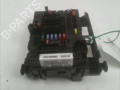 Used Fuse box Fuse box 15747886 15747886