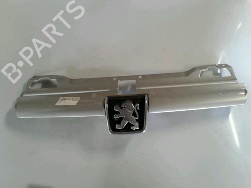 Used Grille PEUGEOT 406 (8B) 2.1 TD 12V (109 hp) 23181130