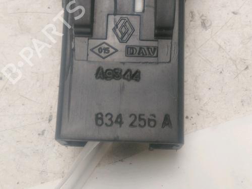 Used Warning switch Warning switch RENAULT CLIO II (BB_, CB_) 1.2 (BB0A, BB0F, BB10, BB1K, BB28, BB2D, BB2H, CB0A,... (58 hp) 27268295 27268295