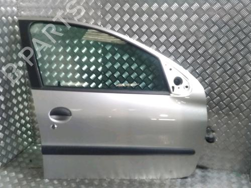 Dør høyre foran PEUGEOT 206 Hatchback (2A/C) 1.4 i (75 hp) 13081234