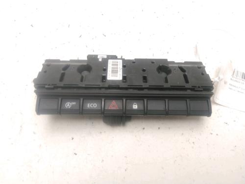 warning-switch-renault-clio-v-b7_-2019-28445857 main image