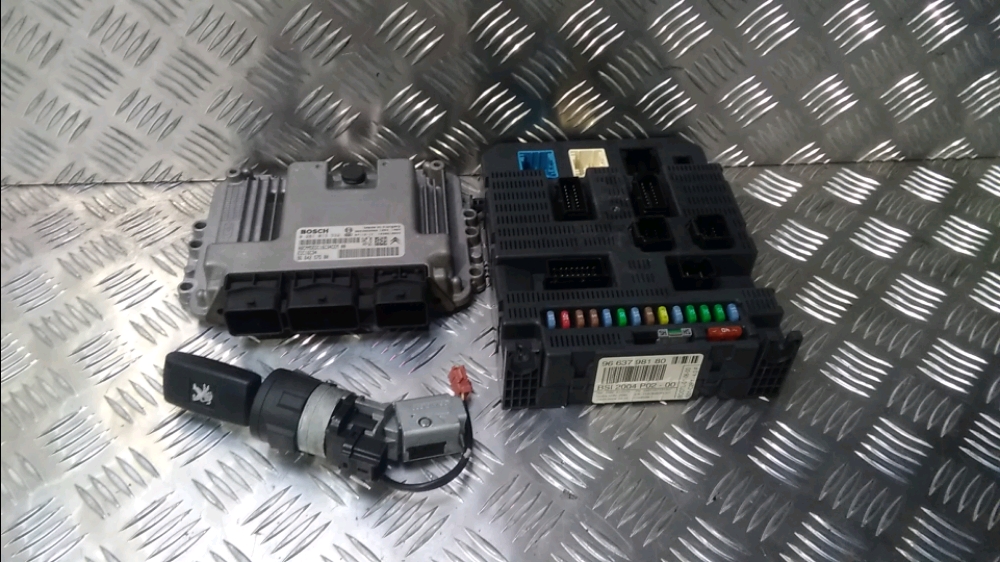 Engine control unit (ECU) PEUGEOT 308 I (4A_, 4C_) 1.6 HDi 13078098 | B ...