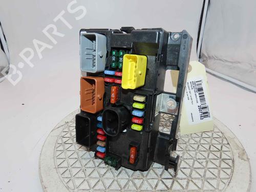 Used Fuse box Fuse box 37055213 37055213