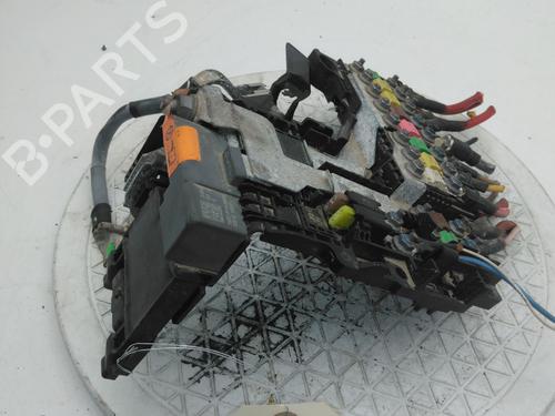 Used Fuse box Fuse box 37276174 37276174