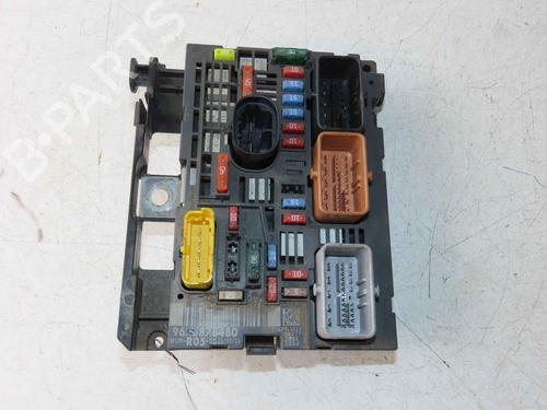 Used Fuse box Fuse box 37057912 37057912