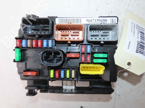 Used Fuse box Fuse box 37052037 37052037
