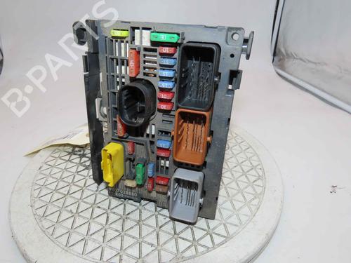 Used Fuse box Fuse box 37061498 37061498