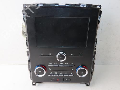 display-monitor-renault-megane-iv-hatchback-b9amn_-2015-33134198 main image