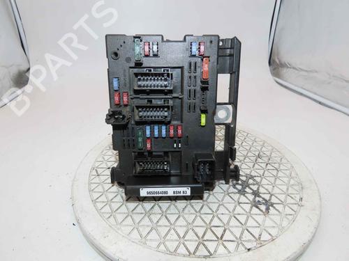 Used Fuse box Fuse box 37060183 37060183