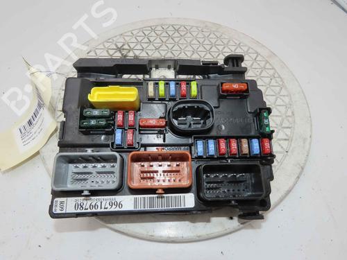 Used Fuse box Fuse box 37057827 37057827