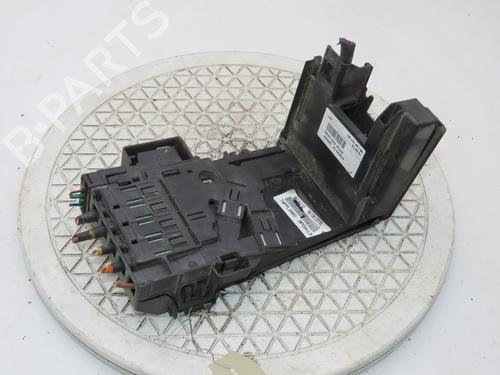 Used Fuse box Fuse box 33133207 33133207