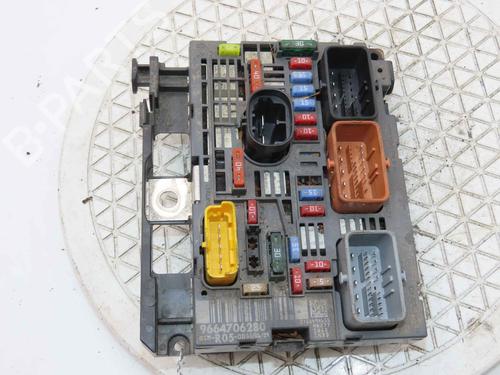 Used Fuse box Fuse box 37057228 37057228
