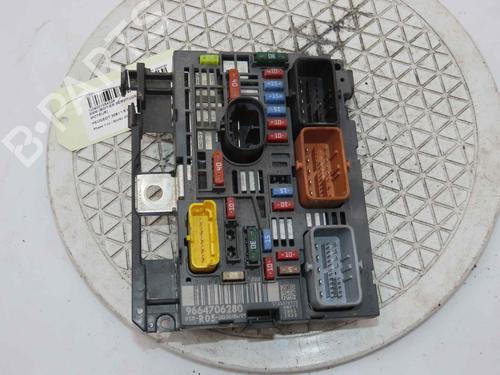 Used Fuse box Fuse box 37052898 37052898