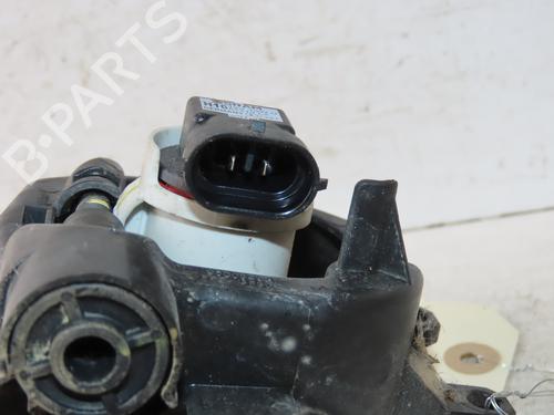 right-front-fog-light-toyota-c-hr-_x1_-2016-35747832 main image