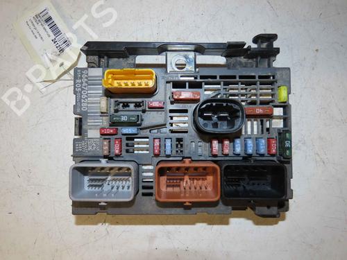 Used Fuse box Fuse box 37051033 37051033
