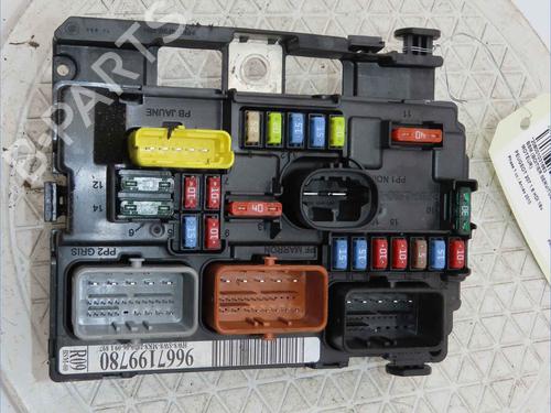 Used Fuse box Fuse box 37051738 37051738
