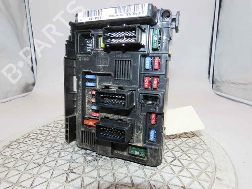 Used Fuse box Fuse box 37051974 37051974