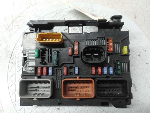 Used Fuse box Fuse box 38737570 38737570