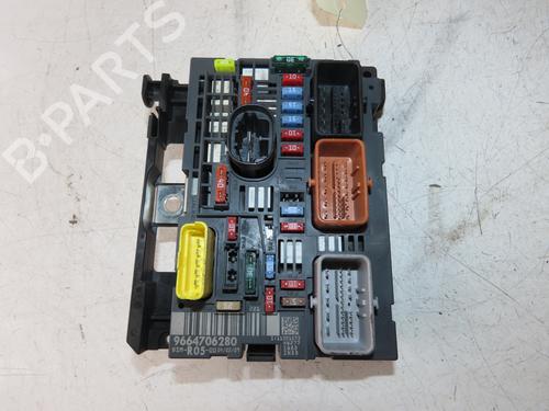 Used Fuse box Fuse box PEUGEOT 308 I (4A_, 4C_) 2.0 HDi (136 hp) 32873149 32873149