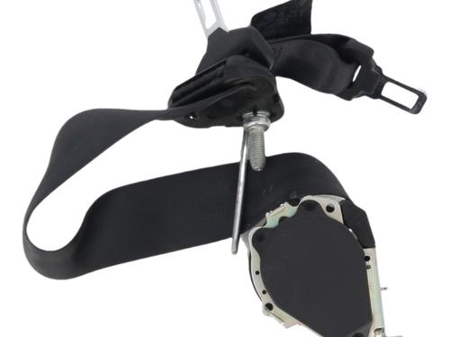 rear-center-seatbelt-dacia-sandero-ii-2012-40451406 main image