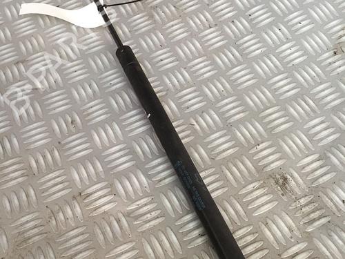 Używane Siłownik klapy tylnej / bagażnika FORD KUGA I 2.0 TDCi 4x4 (136 hp) 29951296