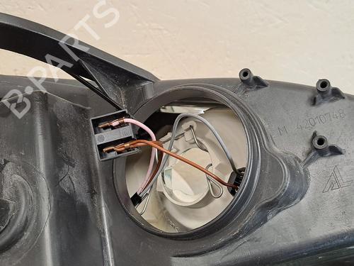 Scheinwerfer links für PEUGEOT 407 (6D_) 1.6 HDi 110 (6D9HZC, 6D9HYC) (109 hp) 30066042