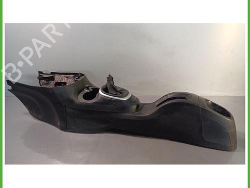 Used Armrest / Center console FIAT 500L (351_, 352_) 1.3 D Multijet (199LXY1A, 199LXY11) (84 hp) 24468469