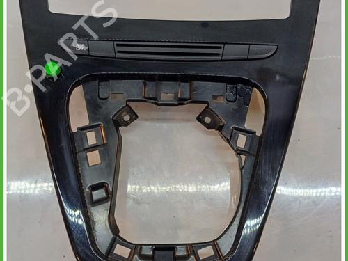 Used Armrest / Center console LANCIA YPSILON (312_) 1.2 Bi-fuel (312.YXA1A) (69 hp) 17383444