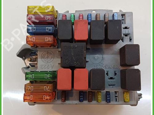 Used Fuse box Fuse box FIAT PUNTO (188_) 1.9 JTD (86 hp) 40137813 40137813