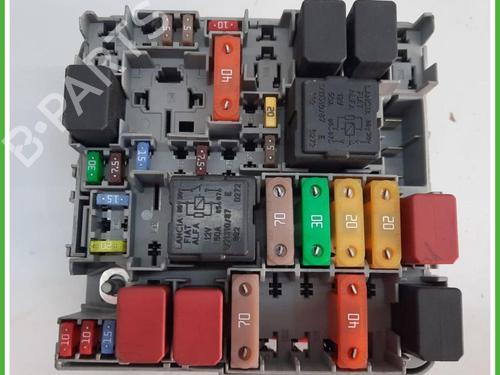 Used Fuse box Fuse box FIAT PUNTO (188_) 1.2 16V 80 (188.233, .235, .253, .255, .333, .353, .639,... (80 hp) 40132048 40132048