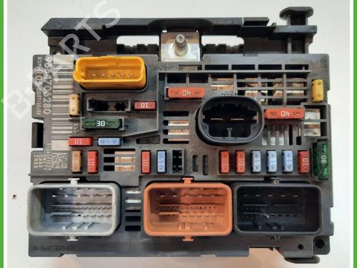 Fuse box PEUGEOT 308 I (4A_, 4C_) 1.6 HDi (90 hp) 13038157