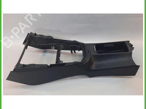 Used Armrest / Center console VW GOLF VI (5K1) 1.2 TSI (105 hp) 12588652