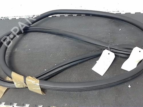 Used Rubber door seal PEUGEOT 308 II (LB_, LP_, LW_, LH_, L3_) 1.2 THP 130 (131 hp) 19479137