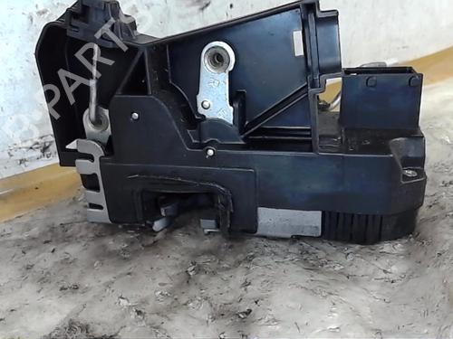 Vergrendeling rechts voor RENAULT TRAFIC II Van (FL) 2.0 dCi 90 (FL0H) (90 hp) 19125496
