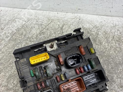 Used Fuse box Fuse box 39518486 39518486