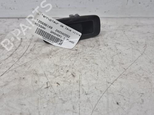 Høyre bak elrute bryter Høyre bak elrute bryter NISSAN QASHQAI I (J10, NJ10) 1.5 dCi (106 hp) 35796684 35796684