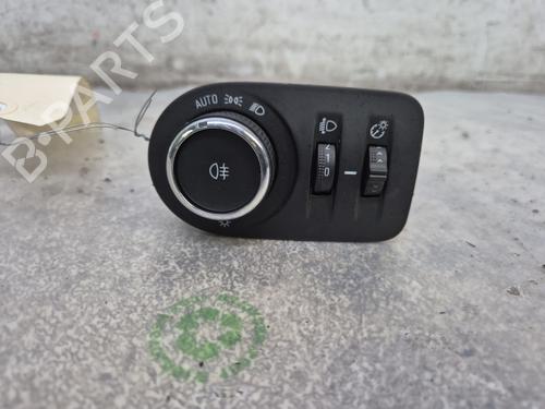 Used Headlight switch OPEL CORSA F (P2JO) 1.2 (68) (75 hp) 30867933