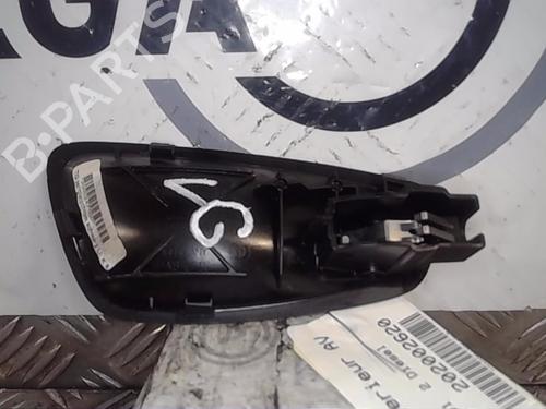 Venstre foran invendig håndtak BMW 1 (E81) 118 d (136 hp) 13857661