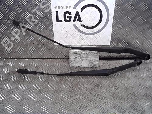 Used Front windshield wiper arm RENAULT KOLEOS I (HY_) 2.0 dCi 4x4 (HY0B) (173 hp) 14558909